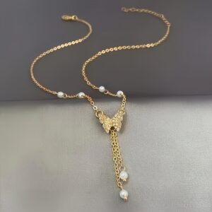 A butterfly - inspired faux Imitation Pearl and rhinestone necklace, elegant and delicate. It's an adjustable neck chain, suitable for daily wear and versatile matching. It's also great for traveling. It's an ideal holiday gift, suitable for ladies